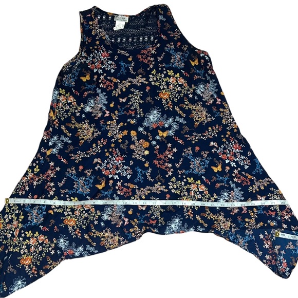 Sleeveless Waterfall Hem Floral Butterfly Trapeze Top w/ Back Lace Detail, Small - Picture 8 of 15